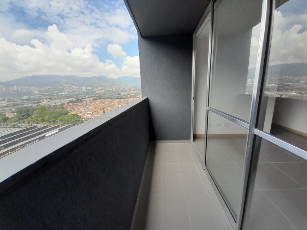 Inmueble con amplios espacios e iluminación en Guayabal — foto 2