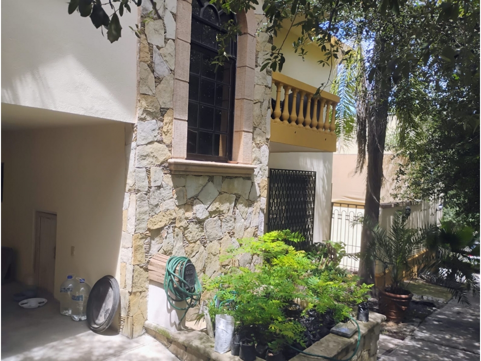 Propiedad en Esquina con Casa y Depa en Venta en Cumbres 2do Sector — foto 2