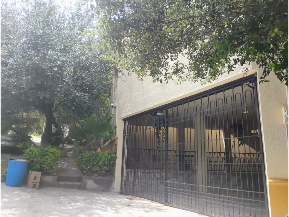 Propiedad en Esquina con Casa y Depa en Venta en Cumbres 2do Sector — foto 3
