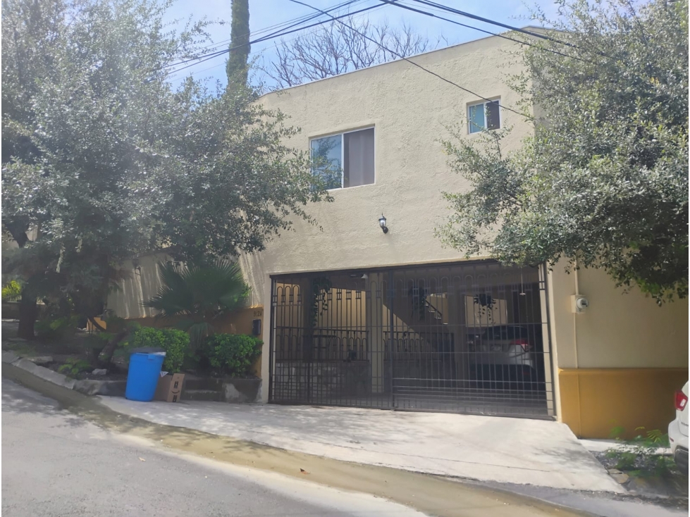 Propiedad en Esquina con Casa y Depa en Venta en Cumbres 2do Sector
