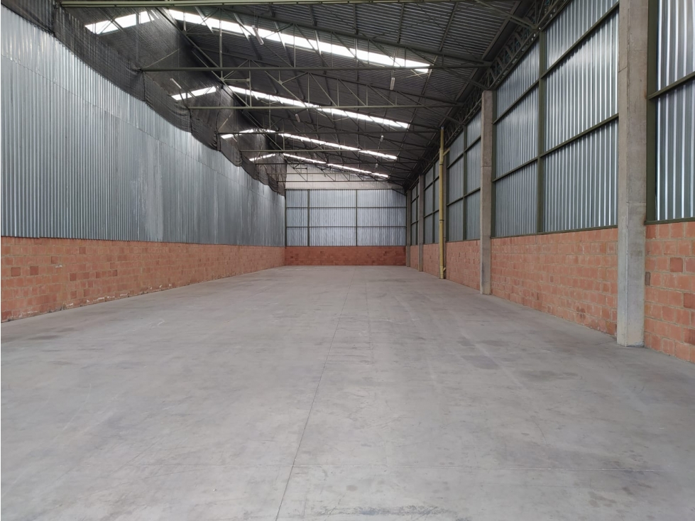 ARRIENDO BODEGA 687.5 M2 MADRID, CUND. PARQUE INDUSTRIAL - 2
