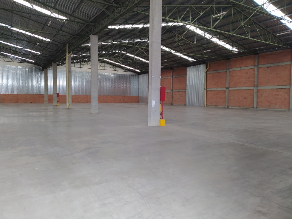 ARRIENDO BODEGA 1600 M2 PARQUE INDUSTRIAL VARIANTE, MADRID. CUND. - 4