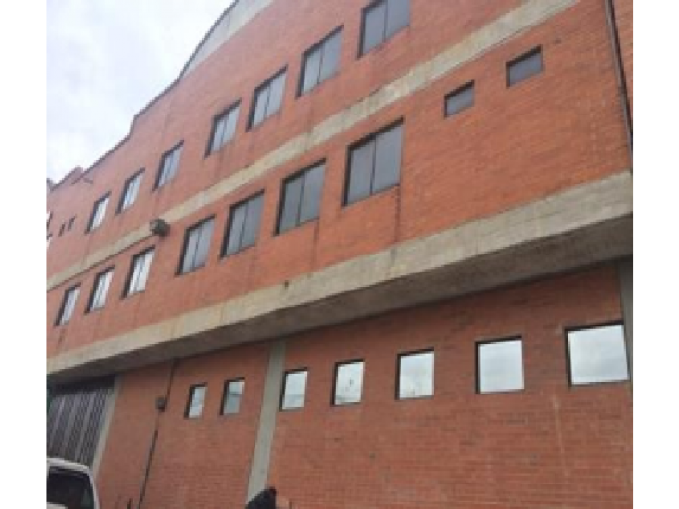 ARRIENDO BODEGA 1094M2 TRIPLE ALTURA ZONA INDUSTRIAL MONTEVIDEO - 4
