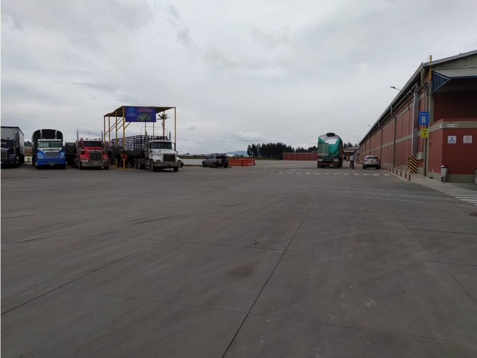 ARRIENDO LOTE TIPO PATIO 7083 M2 EN PARQUE INDUSTRIAL,MADRID, CUND. - 3