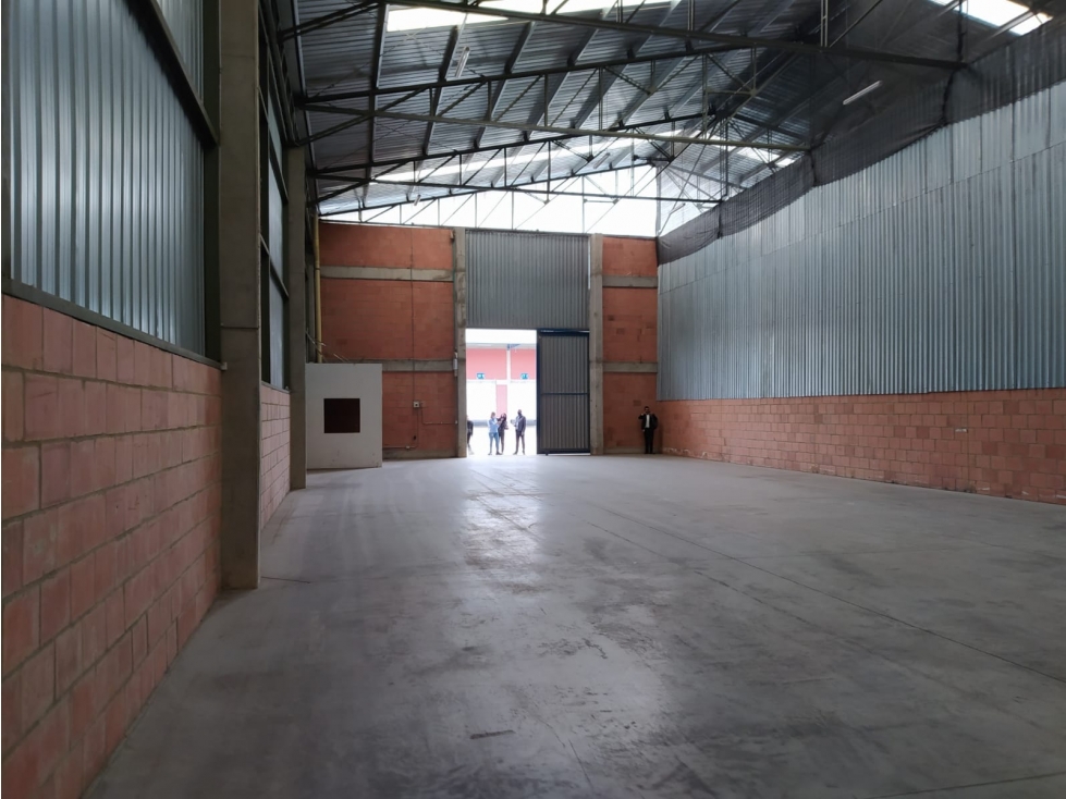 ARRIENDO BODEGA 687.5 M2 MADRID, CUND. PARQUE INDUSTRIAL - 6