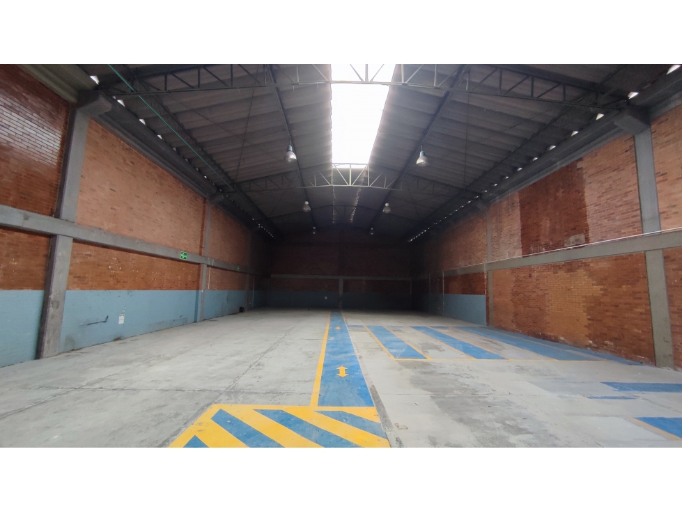 ARRIENDO BODEGA DE 820 M² EN MONTEVIDEO - 2