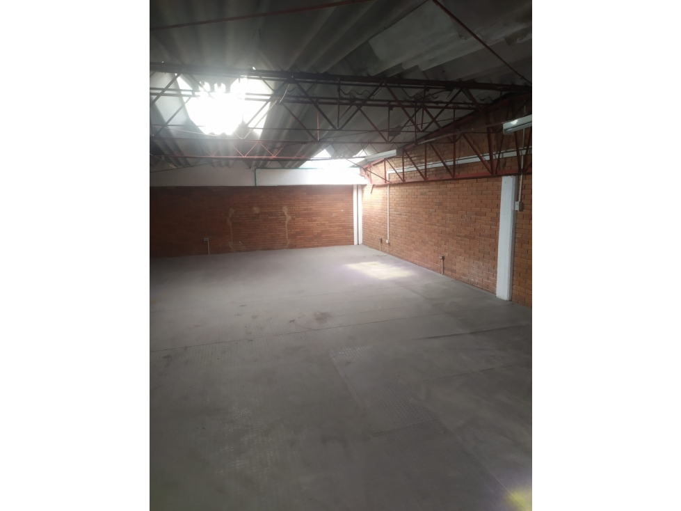 ARRIENDO BODEGA 300 m² PARQUE INDUSTRIAL - 2