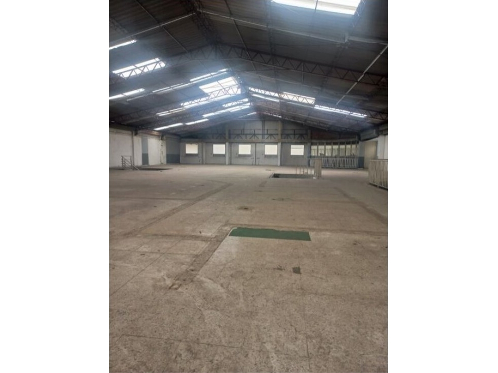 ARRIENDO BODEGA VITRINA DE 2.000 M² EN PUENTE ARANDA - 1