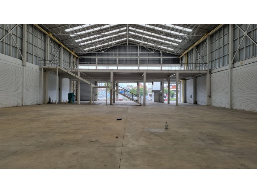 ARRIENDO BODEGA VITRINA 2.300 m² — foto 3
