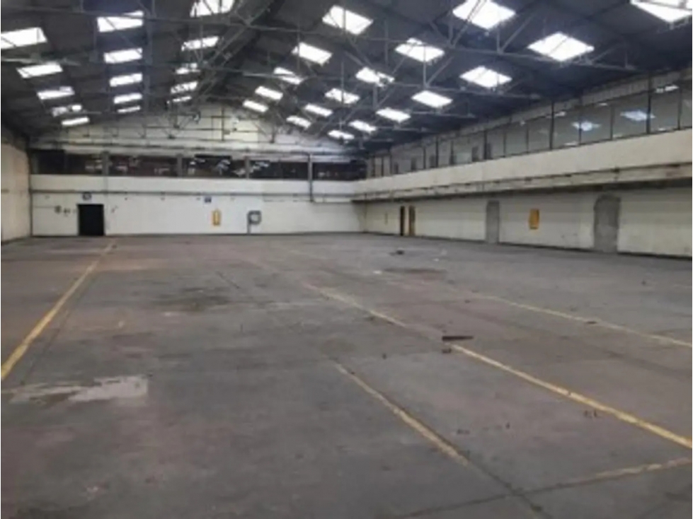 BODEGA DE 4.956 m² EN ZONA INDUSTRIAL DE PUENTE ARANDA