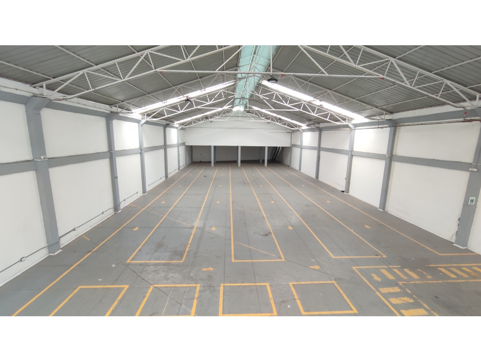 ARRIENDO BODEGA DE 1.100 M² EN ENGATIVÁ