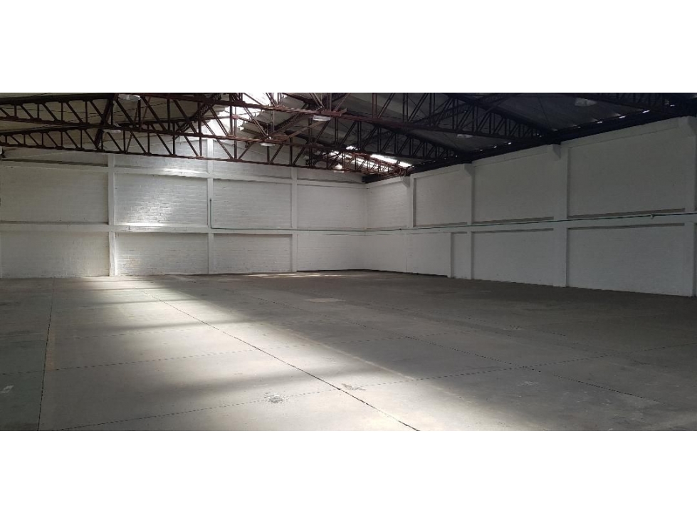 BODEGA DE 1.100 M² EN MONTEVIDEO