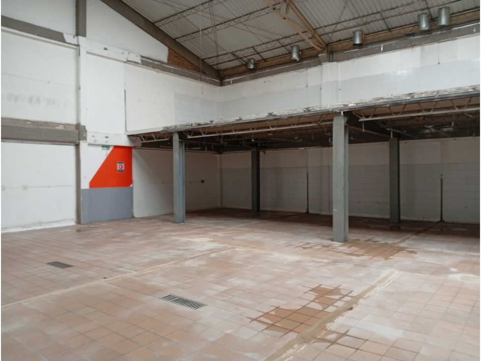 BODEGA DE 840 M² EN MONTEVIDEO, CARGA ELECTRICA 300 KVA — foto 4