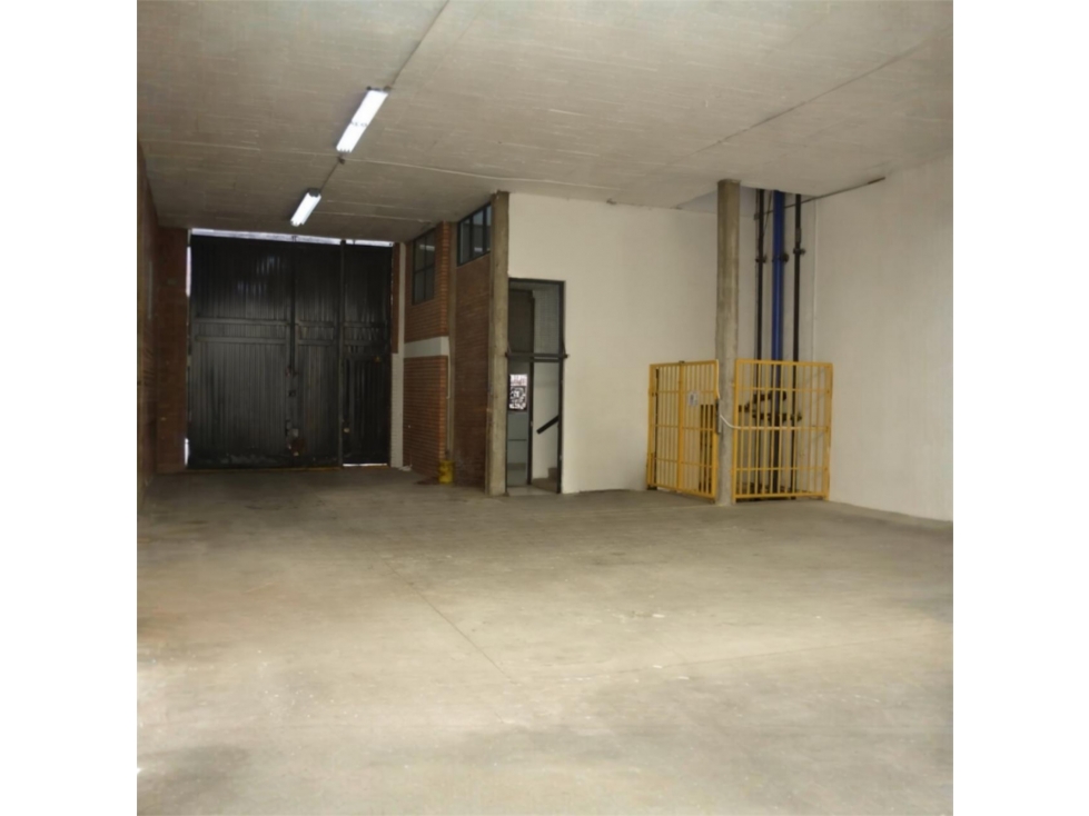 Bodega Industrial de 385 m² Conectividad Estratégica y Funcionalidad