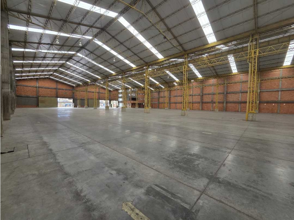 EXCELENTE BODEGA DE 6.854 M² EN ARRIENDO ZONA INDUSTRIAL MONTEVIDEO