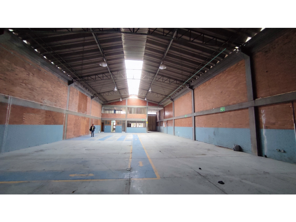 ARRIENDO BODEGA DE 820 M² EN MONTEVIDEO - 1
