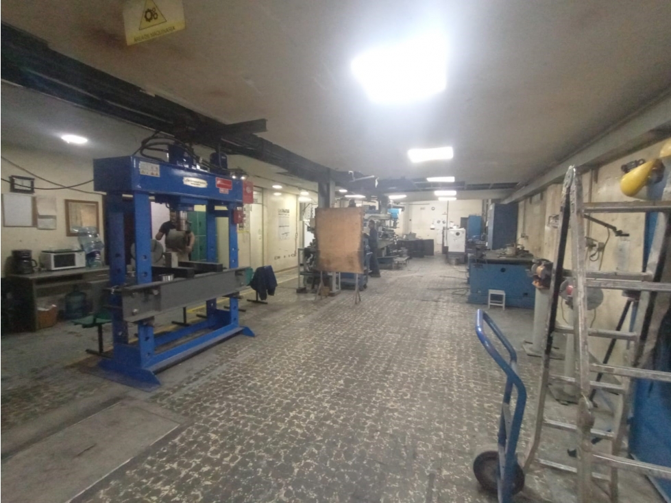 SE VENDE BODEGA 1.470 m² PENSILVANIA - 2