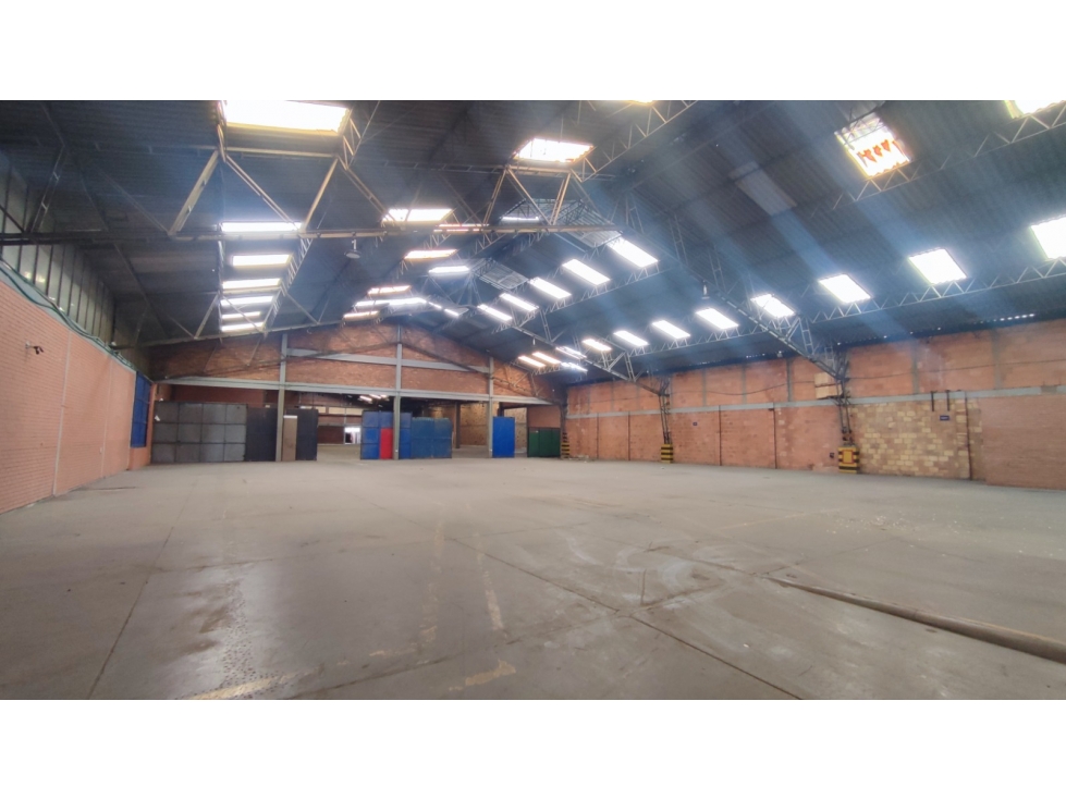 ARRIENDO BODEGA 3.600 M² MONTEVIDEO.