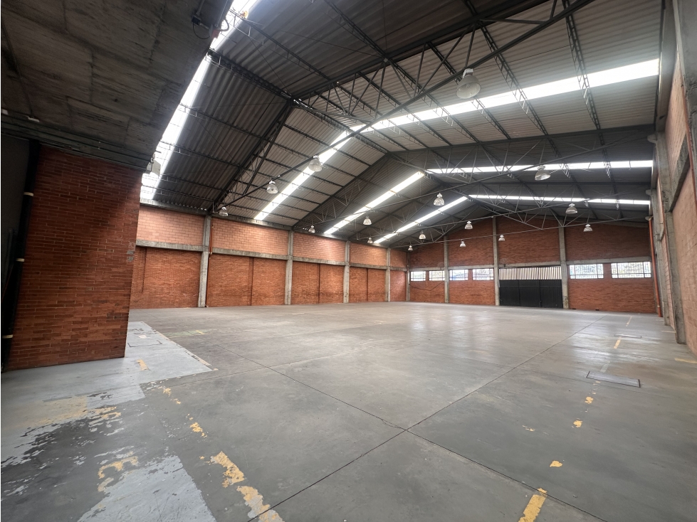 BODEGA DE 1.250 M² EN ZONA INDUSTRIAL DE MONTEVIDEO — foto 2