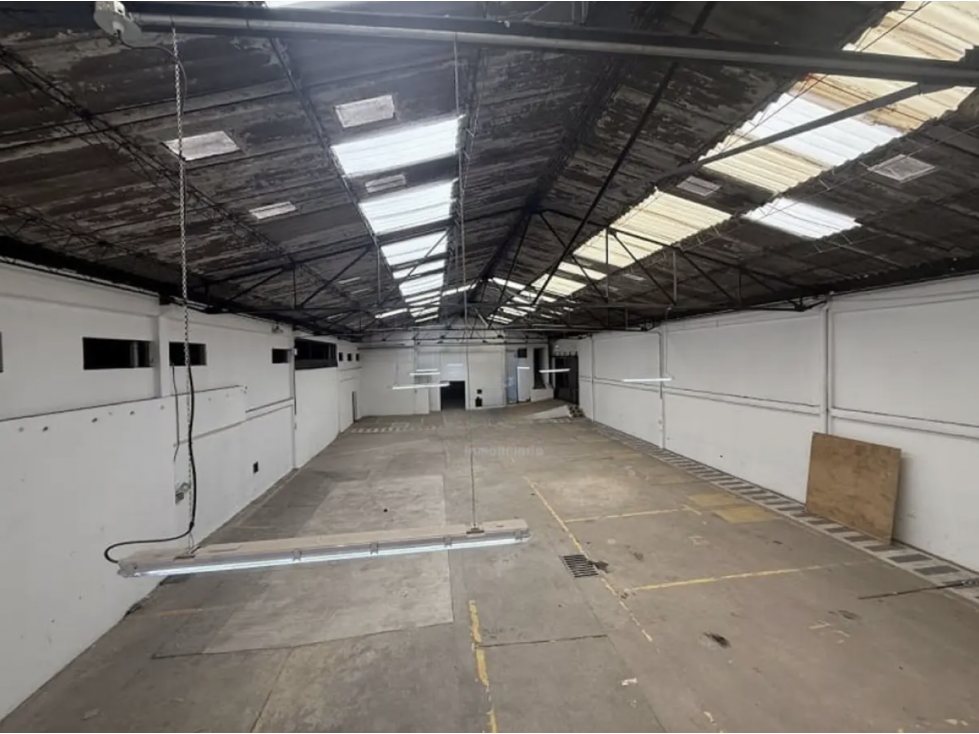 BODEGA DE 1.300 M² EN ORTEZAL, PUENTE ARANDA — foto 2