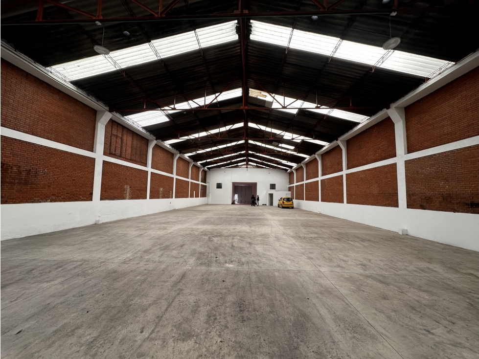 BODEGA DE 554 M² SOBRE AV. PRINCIPAL, BARRIO SANTANDER