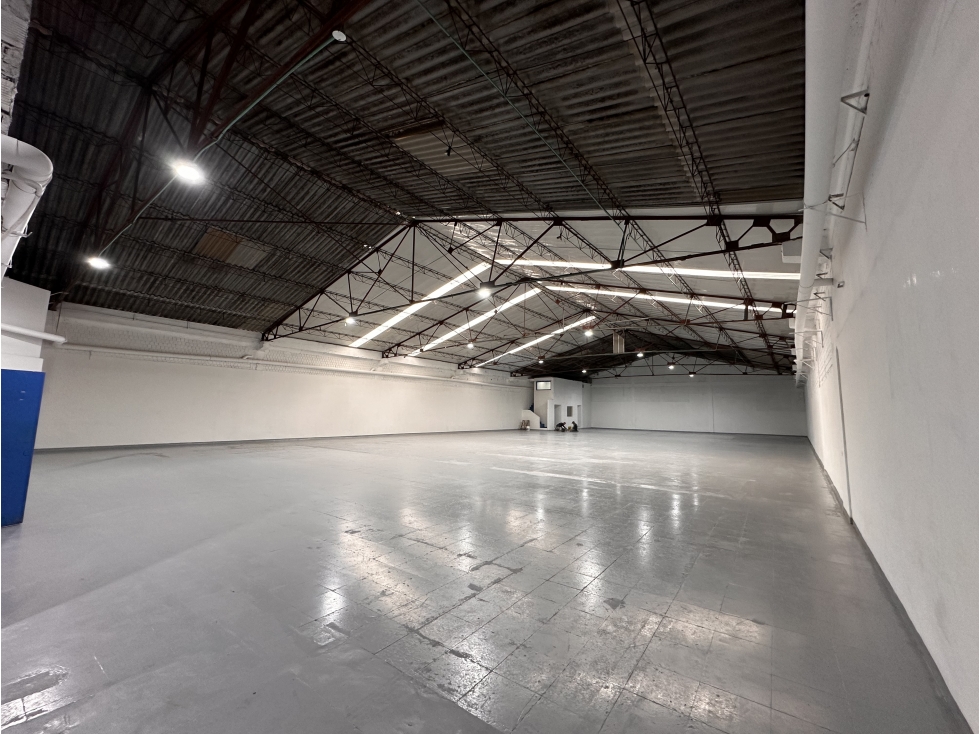 BODEGA 1.000 M² ZONA INDUSTRIAL PUENTE ARANDA. CARGA ELÉCTRICA 220 KVA