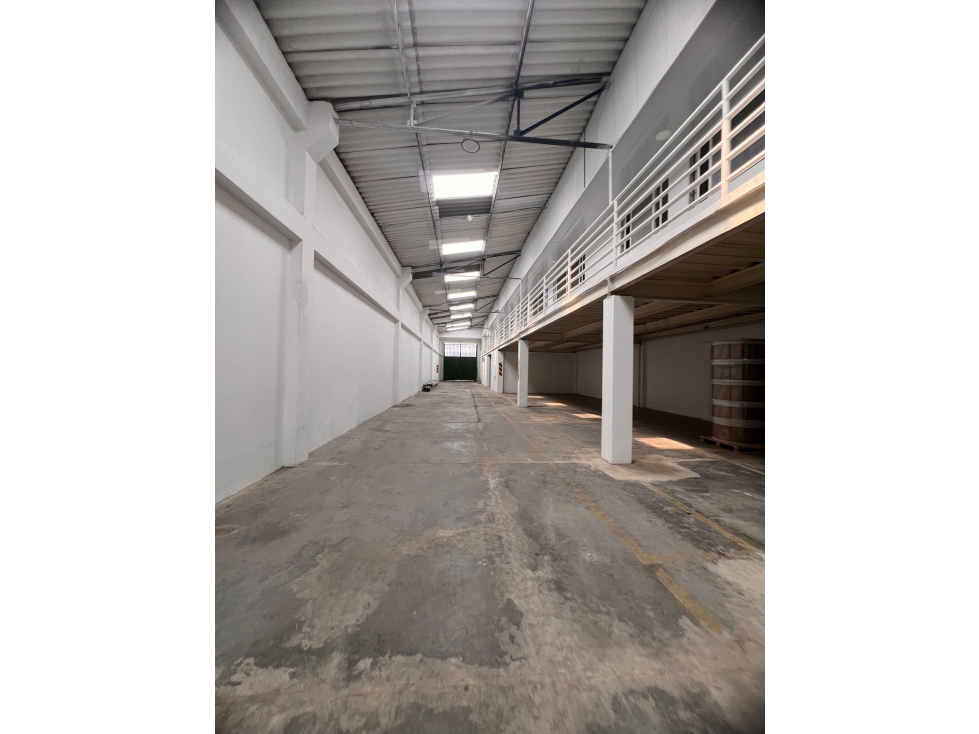 ARRIENDO EXCELENTE BODEGA 1.500 m² FONTIBON - 4