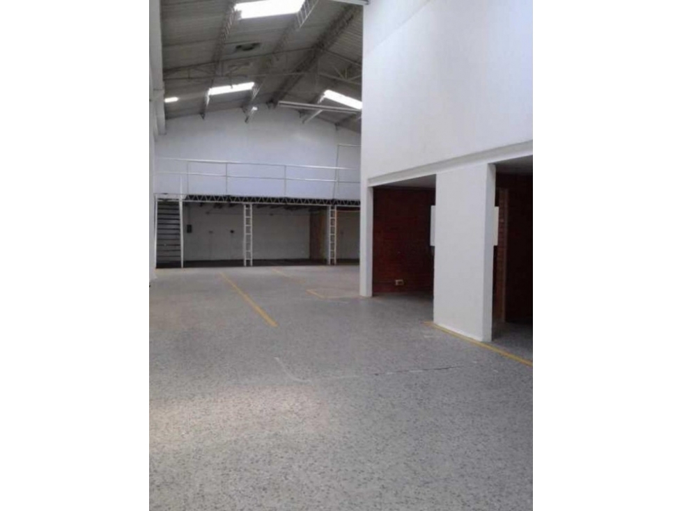 ARRIENDO BODEGA 380 m² ZONA INDUSTRIAL MONTEVIDEO - 5