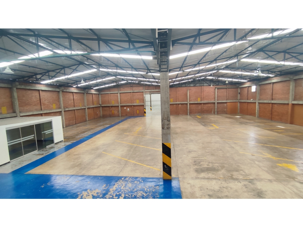 ARRIENDO BODEGA DE 3.836M² EN MONTEVIDEO - 3