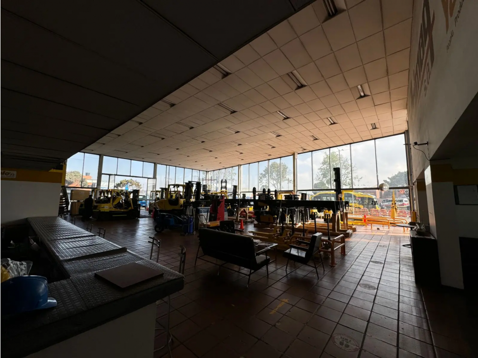 ARRIENDO BODEGA DE 1.900 m² CON VITRINA COMERCIAL SOBRE AV. PRINCIPAL - 6