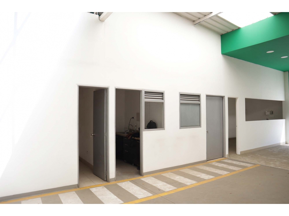 BODEGA DE 1.140 M², VITRINA COMERCIAL SOBRE AVENIDA PRINCIPAL — foto 4