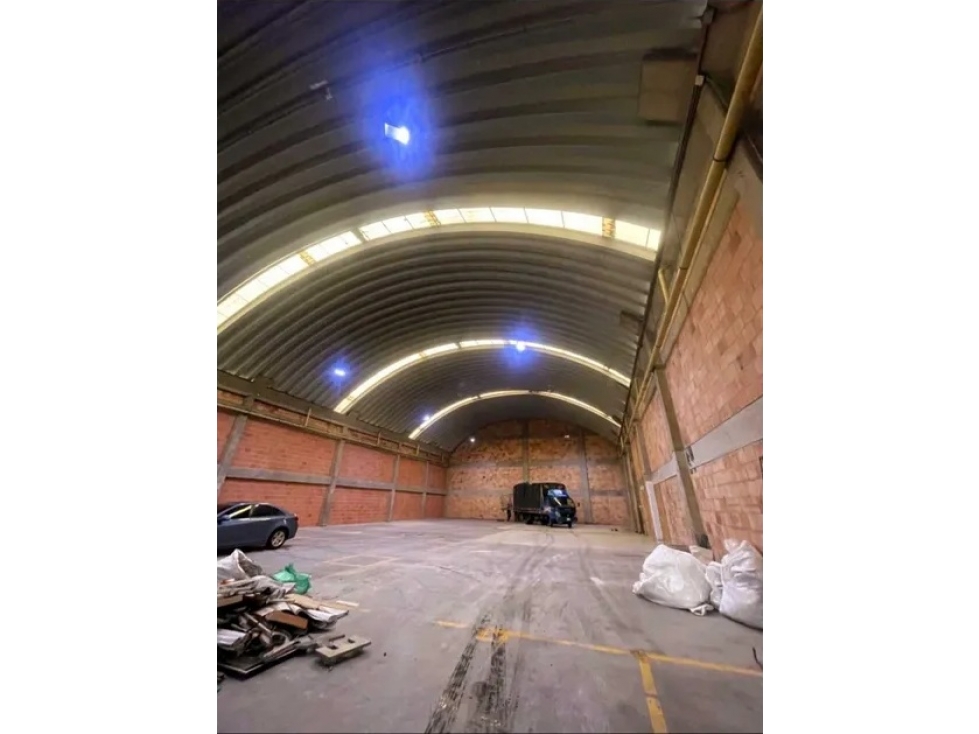 BODEGA DE 1.248 M² EN PARQUE INDUSTRIAL, ÁLAMOS