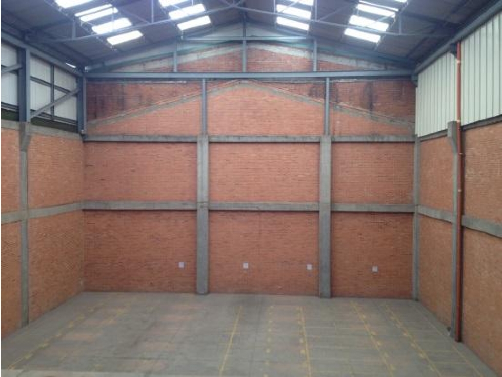 ARRIENDO BODEGA DE 711 M² EN SECTOR INDUSTRIAL DE MONTEVIDEO