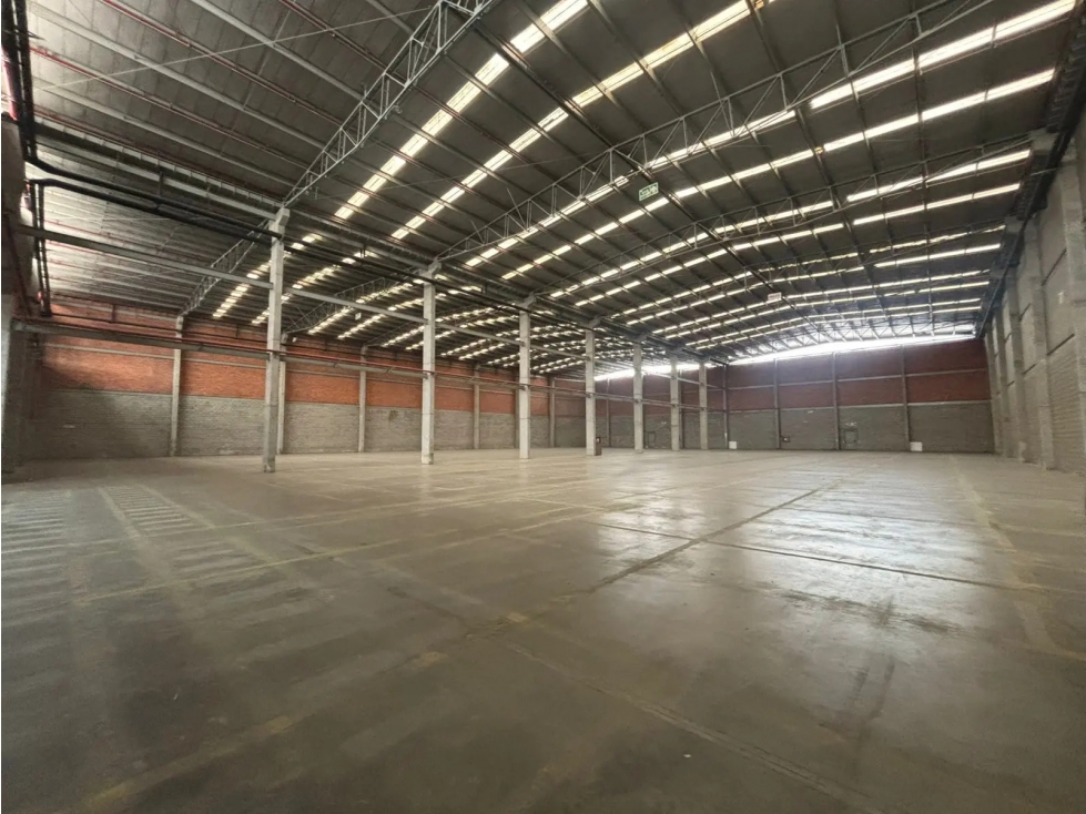 BODEGA DE 4.521 M² EN PARQUE INDUSTRIAL EN FONTIBÓN