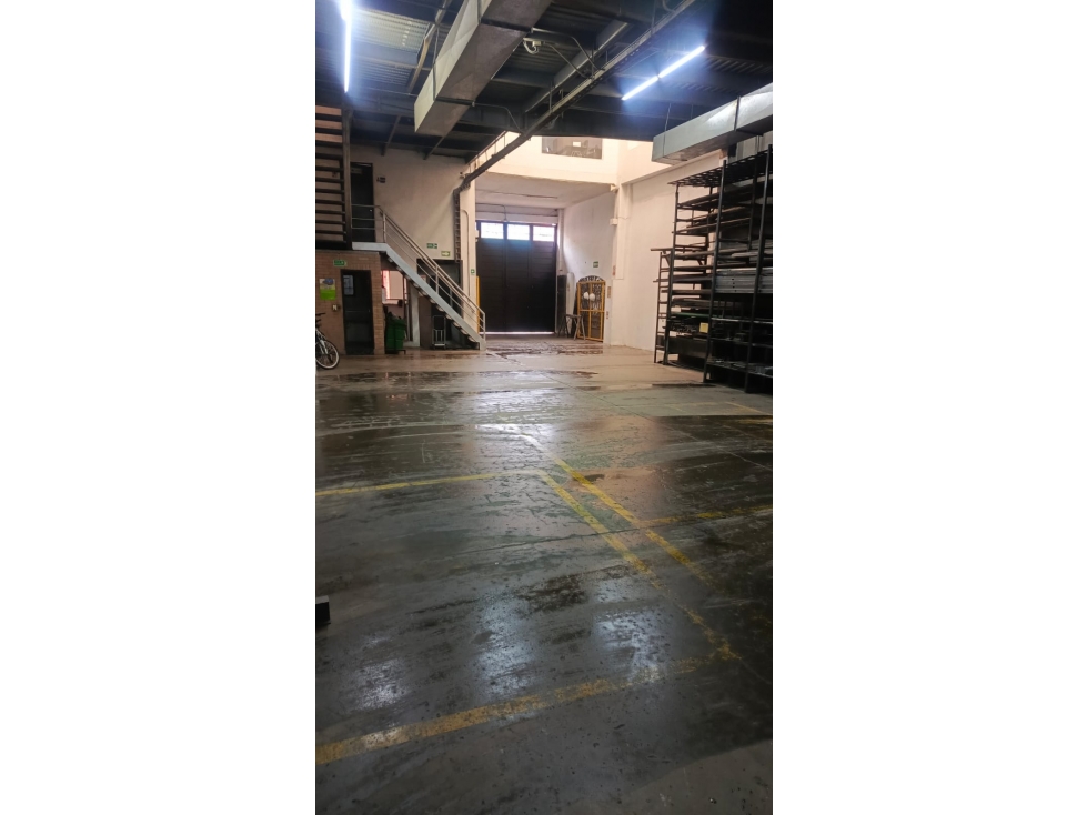 BODEGA DE 770 M² BARRIO RICAURTE. CARGA ELÉCTRICA 150 KVA