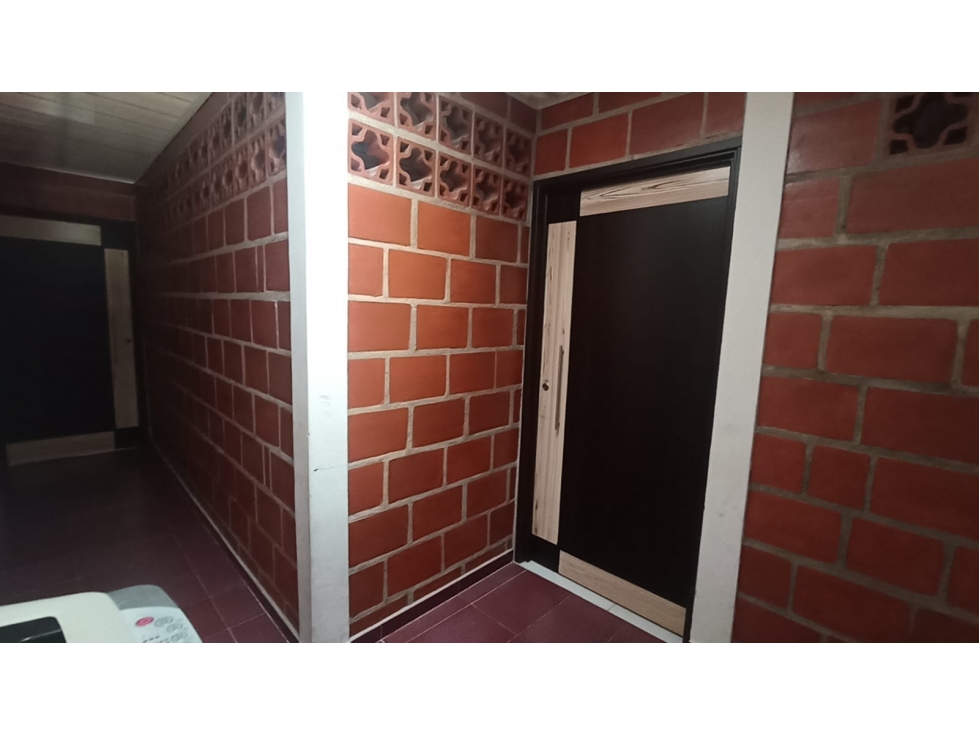 ¡ OPORTUNIDAD DE INVERSIÒN ! CASA RENTABLE CON BODEGA CON (3) APTOS - 3