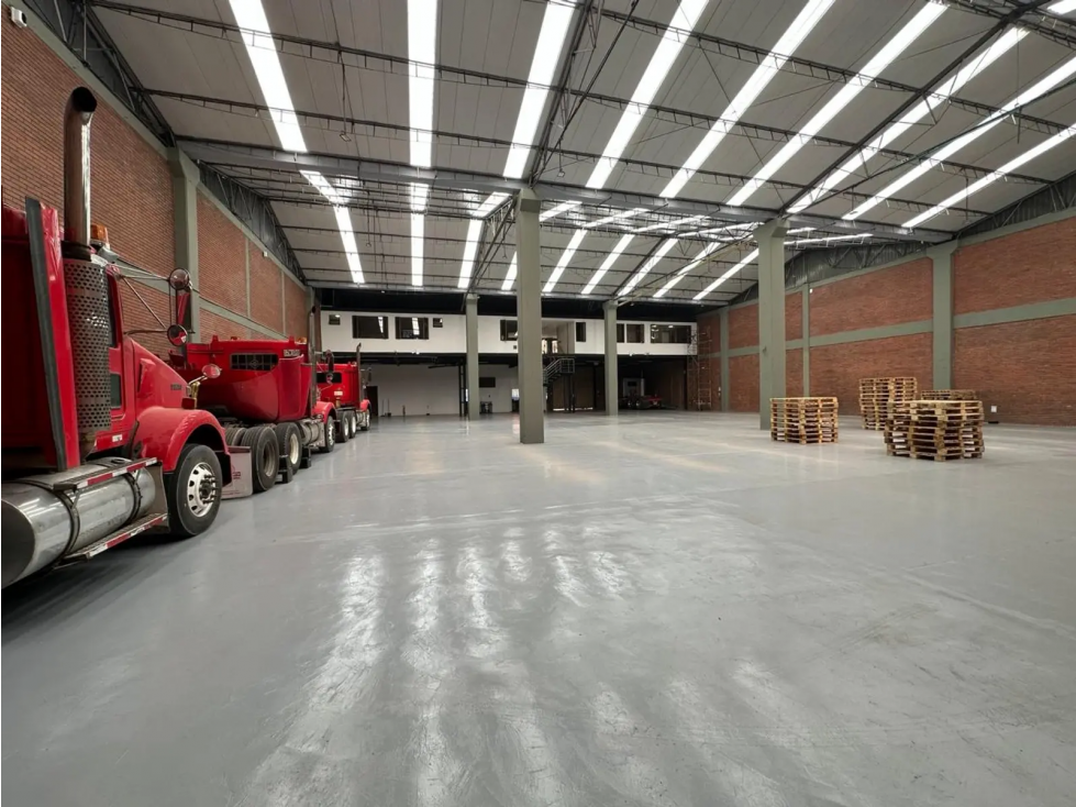 BODEGA INDUSTRIAL DE 1.350 M² EN MONTEVIDEO — foto 2