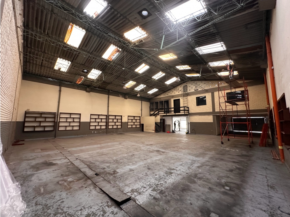 BODEGA INDUSTRIAL DE 570 m². CENTRO INDUSTRIAL, PUENTE ARANDA