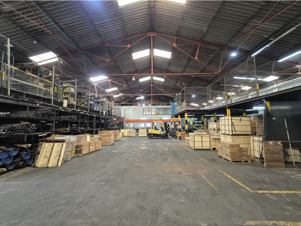 BODEGA INDUSTRIAL ESQUINERA EN ARRIENDO LOS EJIDOS