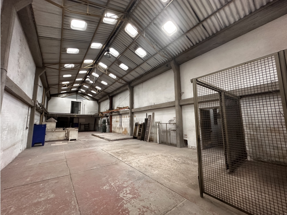 Bodega Industrial de 300 m² en Puente Aranda