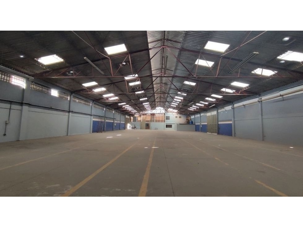 ARRIENDO BODEGA DE 1.650 m² EL TINTAL - AV. CIUDAD DE CALI - 4