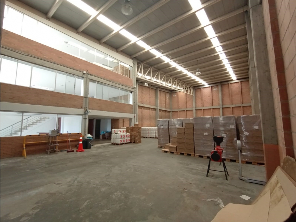 ARRIENDO BODEGA 635 m² PARQUE INDUSTRIAL CALLE 80 SIBERIA - 5