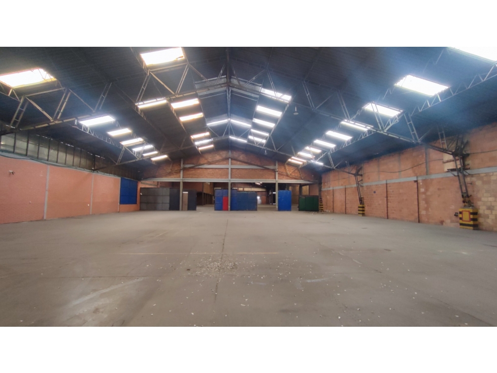 ARRIENDO BODEGA 3.600 M² MONTEVIDEO. — foto 2