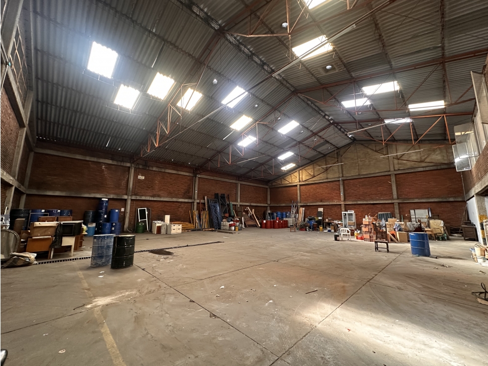BODEGA ESQUINERA DE 720 M², GORGONZOLA, PUENTE ARANDA