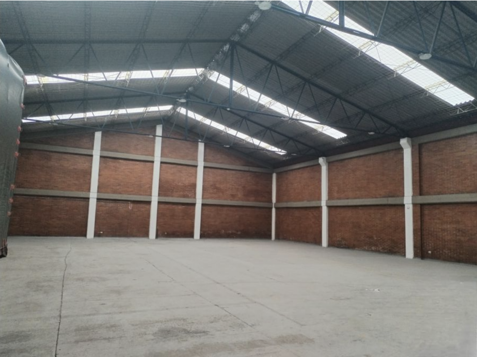 BODEGA DE 1.236 M² EN CHAPINERO, ÁREA LIBRE DE 500 M² — foto 2