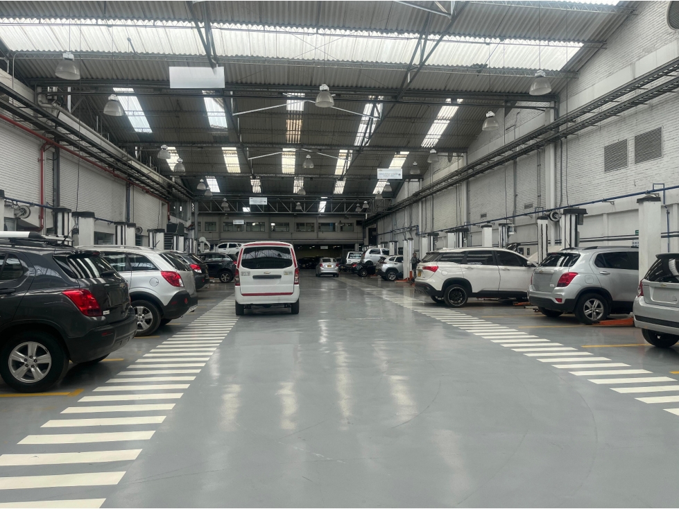 CENTRO EMPRESARIAL DE 19.535 M² CON VITRINA COMERCIAL AUTOMOTRIZ