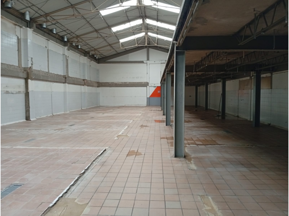 BODEGA DE 840 M² EN MONTEVIDEO, CARGA ELECTRICA 300 KVA — foto 2