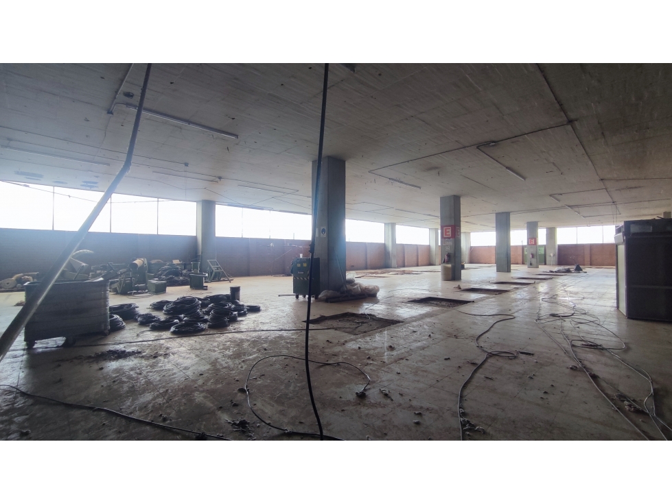BODEGA DE 8.400 M² EN MONTEVIDEO, CARGA ELÉCTRICA SUPERIOR A 1.000 KVA — foto 4