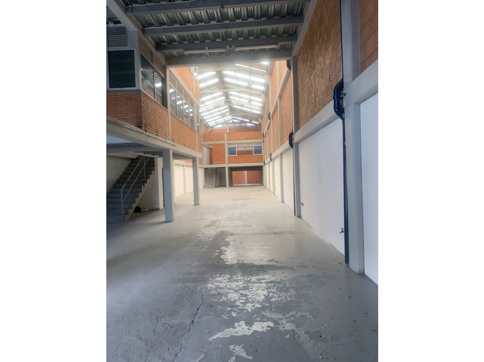 ARRIENDO BODEGA 424 m² BARRIO 7 DE AGOSTO - 2