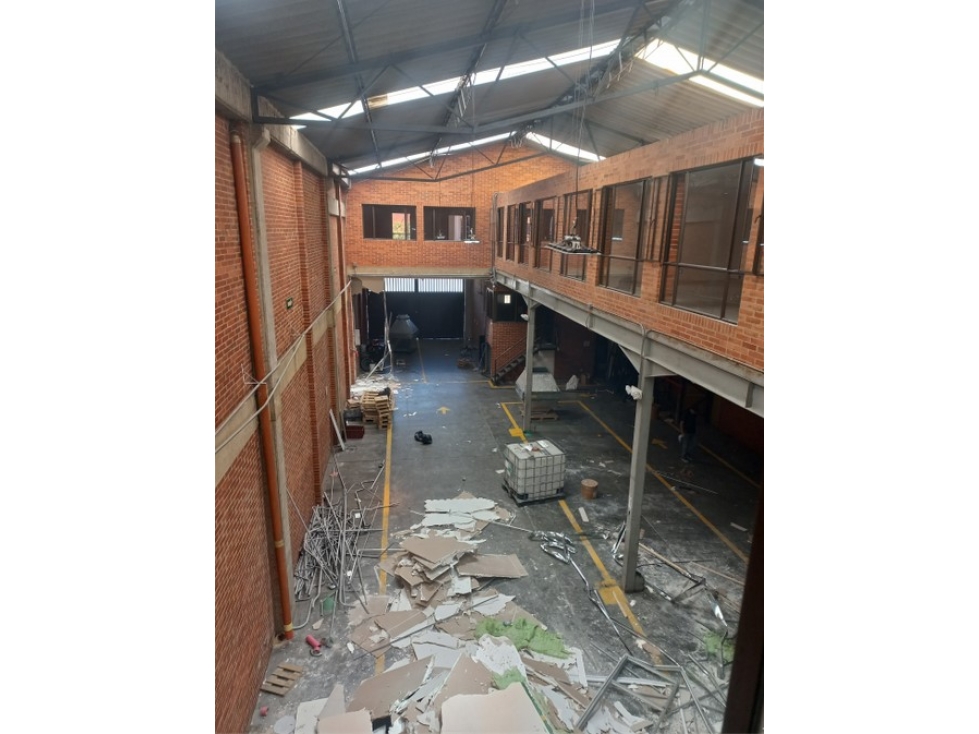 ARRIENDO BODEGA DE 925 m² EN MONTEVIDEO - 2